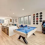 Holiday home Rooftop Deck Hot Tub & Game In *
