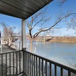 Riverfront Charm - A Scenic Downtown Stay For 6