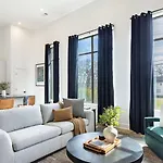 New Build Sleeps 12 2 Condos Modern Design Near Downtown Nashville