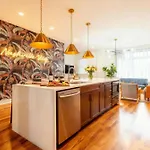 Skyline Views With Double Rooftop Deck & Game Room