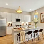 Rooftop Deck 2 Car Garage Near Downtown Nashville