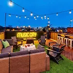 Skyline Views With Double Rooftop Deck & Game Room