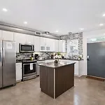 Modern 3-story Townhome W Rooftop & Views Holiday home