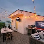 Holiday home Rooftop Deck & Shuffleboard Bbq Near Downtown *