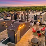 Holiday home Rooftop Deck Grill Ping Pong Near Downtown *