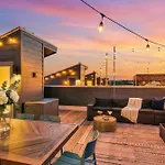Holiday home Rooftop Deck 2 Car Garage Near Downtown *