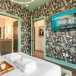 Holiday home Luxe 4br Retreat With Rooftop Fire Pit & Garage *