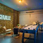 Holiday home Skyline Views With Double Rooftop Deck & Game