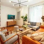 Holiday home Skyline Views With Double Rooftop Deck & Game