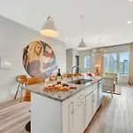 Holiday home Rooftop Deck Grill Ping Pong Near Downtown *