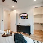 Rooftop Downtown Views - Bluebird Karaoke Holiday home *