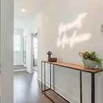 Luxe 4br Retreat With Rooftop Fire Pit & Garage