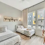 Holiday home Rooftop Deck Grill Ping Pong Near Downtown *