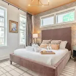 Holiday home Luxe 4br Retreat With Rooftop Fire Pit & Garage *