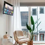 Rooftop Downtown Views - Bluebird Karaoke Holiday home *