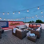 Holiday home Rooftop Deck & Shuffleboard Bbq Near Downtown