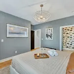Holiday home Rooftop Deck & Shuffleboard Bbq Near Downtown *