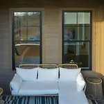 Minutes To Broadway Chic Newly Built 4bdr W Balcony 98 Degrees By Avantstay Holiday home