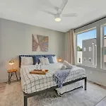 Holiday home Rooftop Deck Grill Ping Pong Near Downtown *