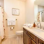 Skyline Views With Double Rooftop Deck & Game Holiday home *