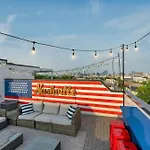 Holiday home Rooftop Deck & Shuffleboard Bbq Near Downtown *