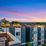 Rooftop Deck Grill Ping Pong Near Downtown Holiday home *