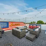Rooftop Deck & Shuffleboard Bbq Near Downtown *