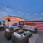 Rooftop Deck & Shuffleboard Bbq Near Downtown Holiday home *