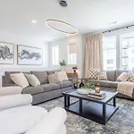 Holiday home Luxe 4br Retreat With Rooftop Fire Pit & Garage
