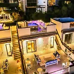 Taylor Swift Inspired Hot Tub Rooftop Deck Views Holiday home *