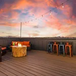 Hot Tub Poker Pool Table & Rooftop Mls View Nashville