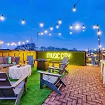 Skyline Views With Double Rooftop Deck & Game Holiday home *