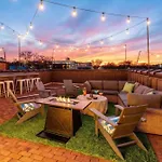 Skyline Views With Double Rooftop Deck & Game Holiday home
