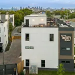 Luxe 4br Retreat With Rooftop Fire Pit & Garage Holiday home *
