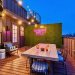 Holiday home Skyline Views With Double Rooftop Deck & Game