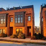 Skyline Views With Double Rooftop Deck & Game Holiday home