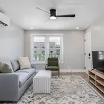 The Nomad: 4 1Brs 2 Studios 24-Guest Retreat