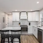 The Nomad 48-person Hillsboro Village Retreat 1br Spaces