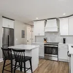 The Nomad: 4 1Brs 2 Studios 24-Guest Retreat