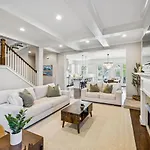 Walk To 12 South And Restaurants With Garage And Golf Simulator Holiday home