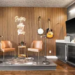 Holiday home 2 Homes! Broadway Views, Rooftops & Karaoke