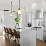 Near Vanderbilt And Belmont With Garage, Pool Table Holiday home