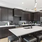 City View Home Only 1 Mile To Downtown With Garage And Rooftop