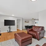 Quiet Retreat Near Opryland & Airport Home