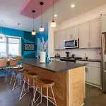 Sparkly Boots And Pink Floors Great Location Holiday home *