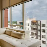 Top Floor City Living 1Br Condo 30 Day Min With Rooftop Deck