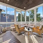 Walk To 12 South And Restaurants With Garage And Golf Simulator