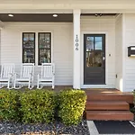 Modern House By Downtown With Garage And Fenced-in Yard Nashville