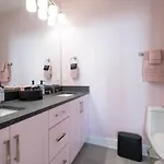 Sparkly Boots And Pink Floors Great Location Holiday home Nashville