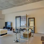 Floor Living 1br 30 Day Min With Rooftop Deck Holiday home *